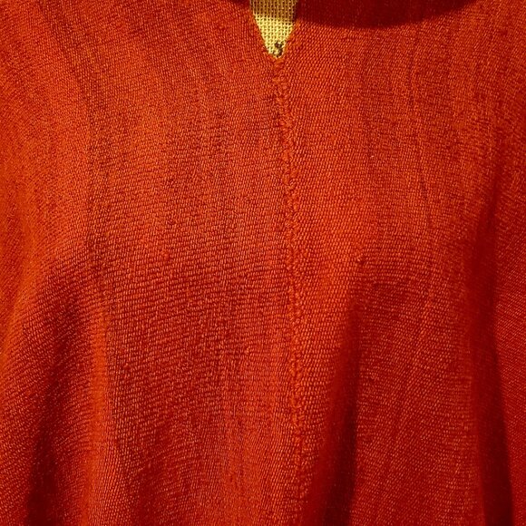 Antique Poncho Tierra del Fuego – Traditional Red Handwoven Textile for Outdoor - Picture 4 of 5